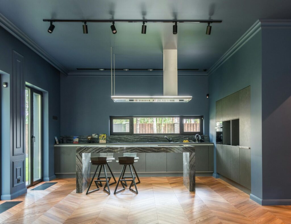 A importância das cores claras na iluminação e percepção de espaço na cozinha