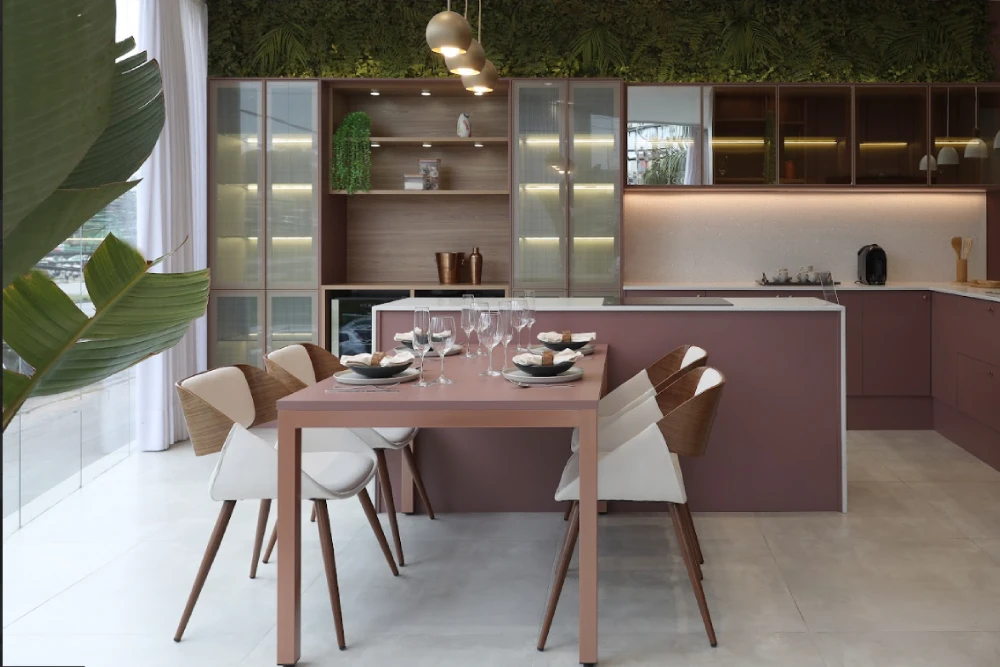 Soluções de iluminação DIY para cozinhas pequenas: trilhos e spots