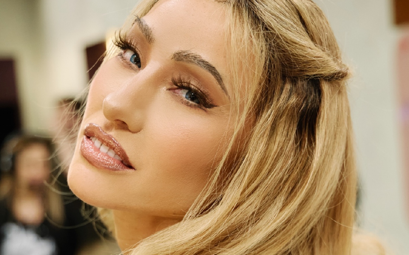 5 ideias de títulos:
1. A Evolução de Jana Sabrina: De Guru de Beleza a Influenciadora Fitness
2. Os Melhores Tutoriais de Maquiagem de Jana Sabrina: Um Guia Completo
3. Jana Sabrina: Como Ela Transformou o Cuidado com o Cabelo em Conteúdo Viral
4. Bastidores da Vida Fitness de Jana Sabrina: Rotina e Dicas
5. O Legado de Jana Sabrina: Pioneirismo e Influência na Beleza Brasileira