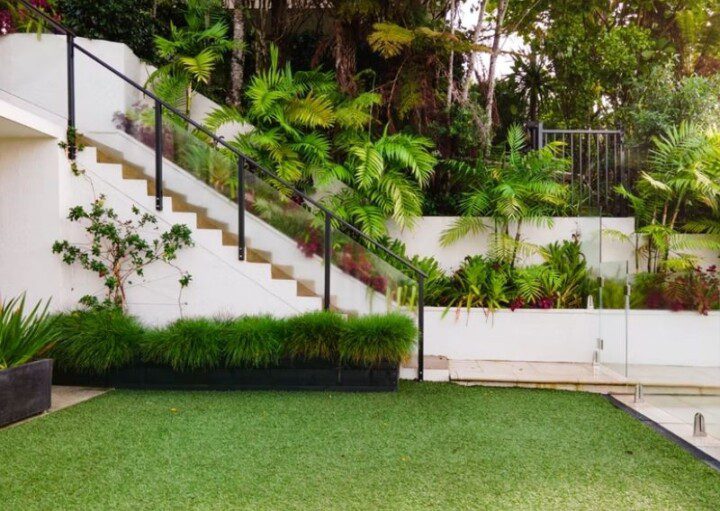 5 ideias de títulos:
1. Transforme seu quintal: Guia completo para um jardim externo deslumbrante.
2. Plantas resistentes e dicas de decoração para um jardim externo perfeito.
3. Jardim econômico: Como criar um oásis verde sem gastar muito.
4. Soluções inteligentes para jardins pequenos: Maximizando o espaço com verde.
5. Paisagismo sustentável: Dicas de DIY e reciclagem para seu jardim.
