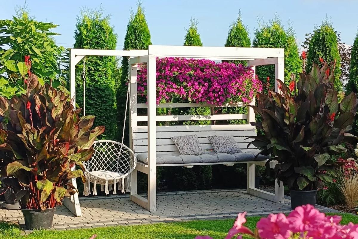 5 ideias de títulos:
1. Transforme seu quintal: Guia completo para um jardim externo deslumbrante.
2. Plantas resistentes e dicas de decoração para um jardim externo perfeito.
3. Jardim econômico: Como criar um oásis verde sem gastar muito.
4. Soluções inteligentes para jardins pequenos: Maximizando o espaço com verde.
5. Paisagismo sustentável: Dicas de DIY e reciclagem para seu jardim.