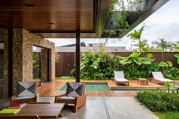 5 ideias de títulos:
1. Transforme seu quintal: Guia completo para um jardim externo deslumbrante.
2. Plantas resistentes e dicas de decoração para um jardim externo perfeito.
3. Jardim econômico: Como criar um oásis verde sem gastar muito.
4. Soluções inteligentes para jardins pequenos: Maximizando o espaço com verde.
5. Paisagismo sustentável: Dicas de DIY e reciclagem para seu jardim.