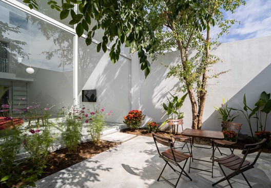 5 ideias de títulos:
1. Transforme seu quintal: Guia completo para um jardim externo deslumbrante.
2. Plantas resistentes e dicas de decoração para um jardim externo perfeito.
3. Jardim econômico: Como criar um oásis verde sem gastar muito.
4. Soluções inteligentes para jardins pequenos: Maximizando o espaço com verde.
5. Paisagismo sustentável: Dicas de DIY e reciclagem para seu jardim.