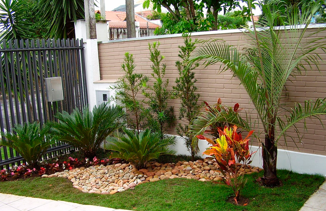 jardim de entrada com vasos