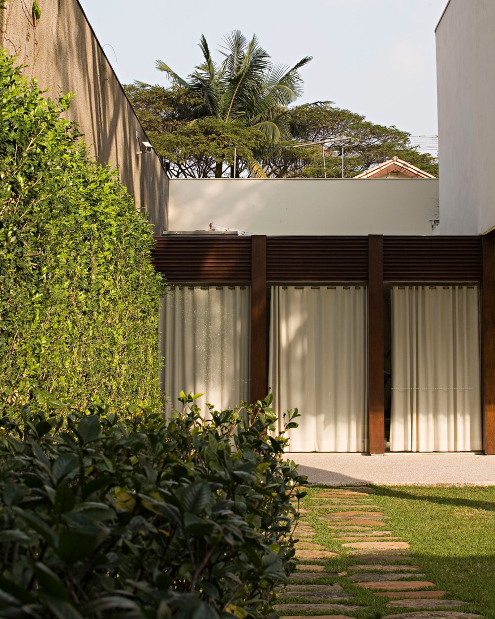 Iluminação Estratégica para Realçar a Beleza do seu Jardim Minimalista