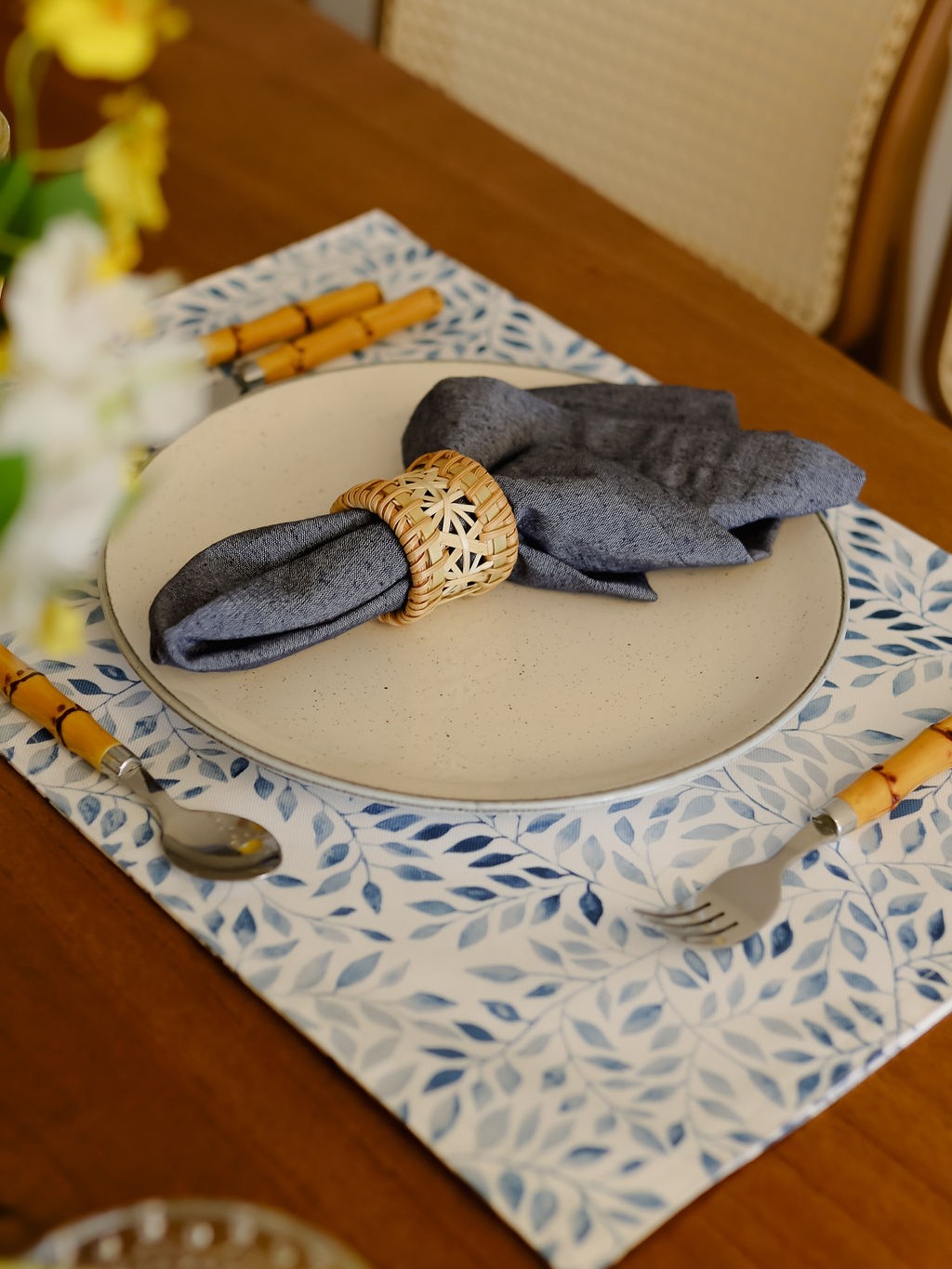 Mesa posta criativa com jogos americanos dupla face