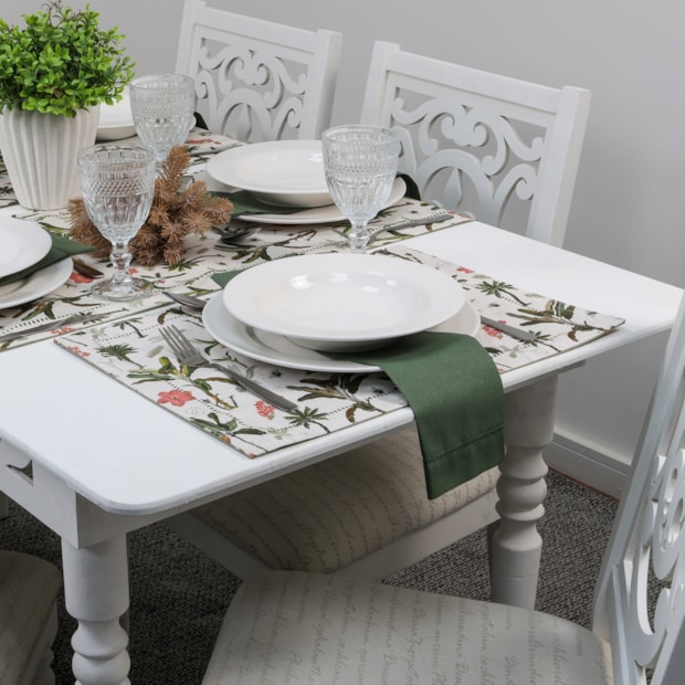 Mesa posta criativa com jogos americanos dupla face