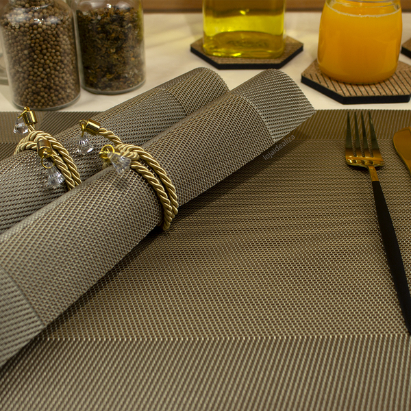 Couro Sintético vs. Tecido Impermeabilizado: Qual o Melhor Jogo Americano para seu Restaurante de Luxo?