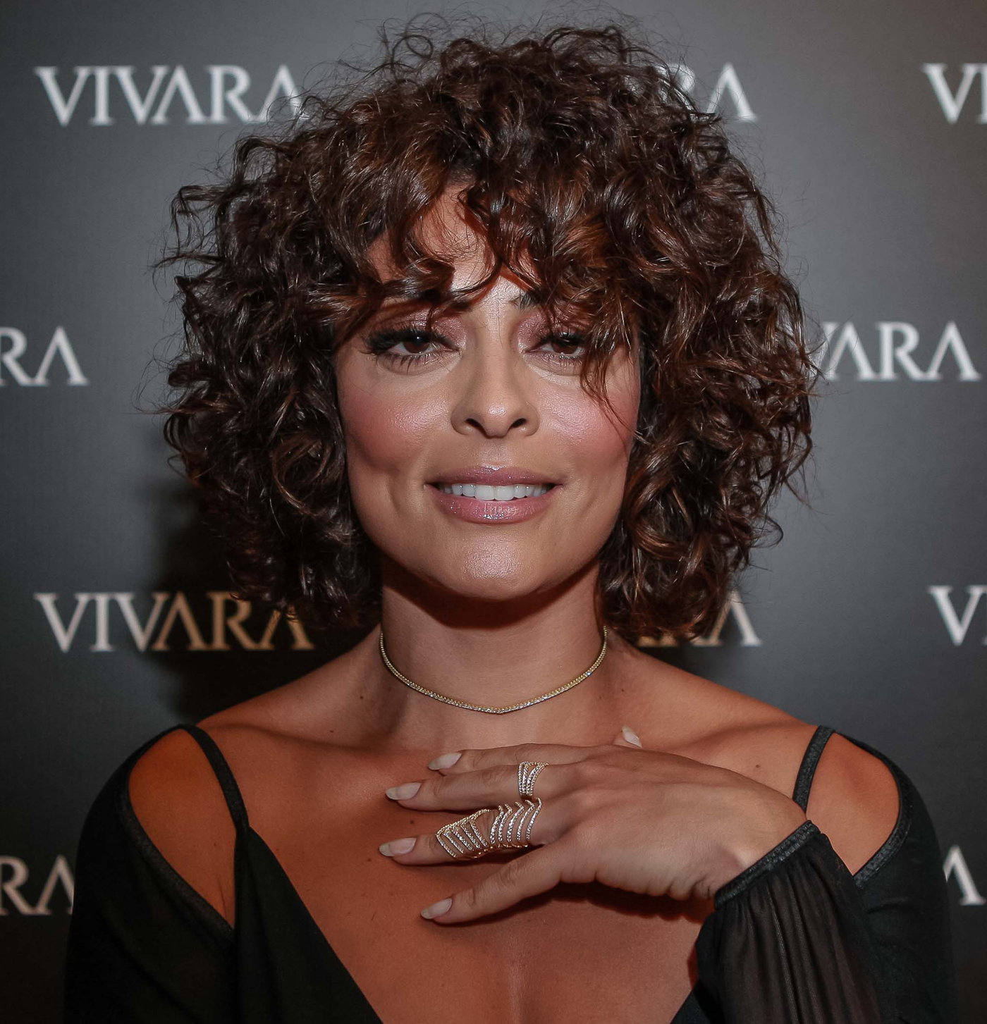 Guia Completo dos Cortes Curtos de Juliana Paes: Do Trapézio ao Cacheado Natural