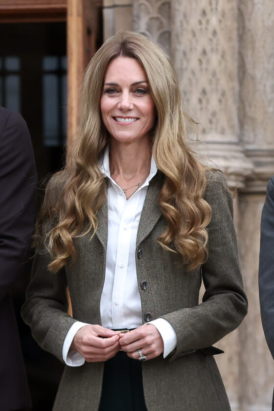 5 ideias de títulos:
1. A Transformação de Kate Middleton: Do Estilo Casual à Elegância Real
2. Cabelo de Kate Middleton: A Camaleoa que Surpreendeu o Público
3. O Impacto do Câncer na Saúde e Aparência de Kate Middleton
4. Vida Pessoal de Kate Middleton: Antes e Depois da Família Real
5. Kate Middleton: Uma Análise Detalhada de sua Evolução Estilística e Pessoal