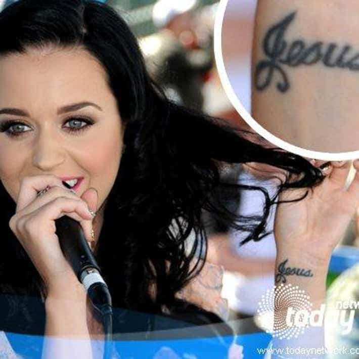As Tatuagens Mais Discretas e Significativas de Katy Perry