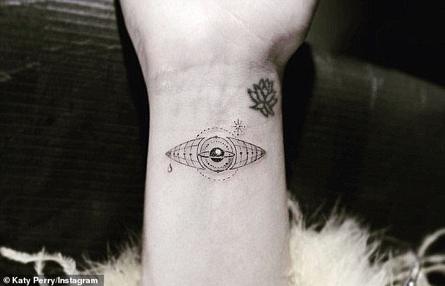 katy perry tatuagem