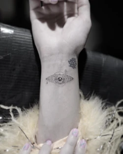 Tatuagens Icônicas de Katy Perry: Uma Viagem Pelas Eras Musicais