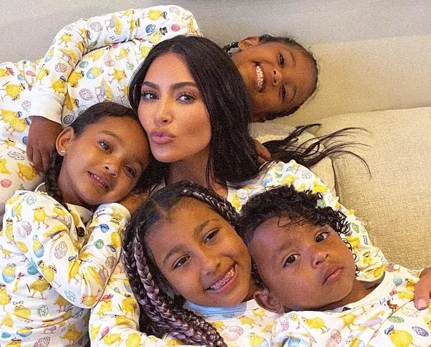 Barriga de Aluguel: A Experiência de Kim Kardashian com Chicago e Psalm