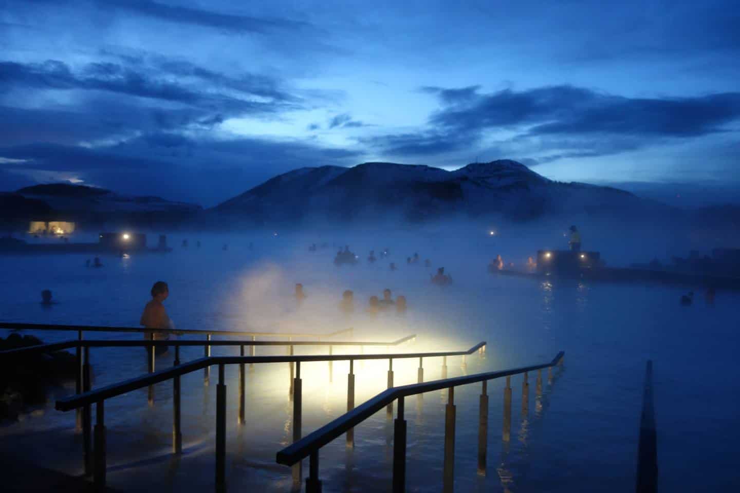 5 ideias de títulos:
1. Guia Completo: Como Planejar Sua Visita à Lagoa Azul na Islândia
2. Lagoa Azul: Descubra os Benefícios Terapêuticos das Águas Islandesas
3. Dicas Essenciais para Aproveitar ao Máximo a Sua Experiência na Blue Lagoon
4. Blue Lagoon vs. Outras Fontes Termais na Islândia: Qual Escolher?
5. Logística e Acesso à Lagoa Azul: Transporte e Reservas