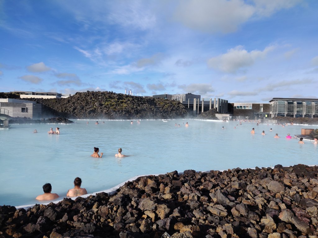 5 ideias de títulos:
1. Guia Completo: Como Planejar Sua Visita à Lagoa Azul na Islândia
2. Lagoa Azul: Descubra os Benefícios Terapêuticos das Águas Islandesas
3. Dicas Essenciais para Aproveitar ao Máximo a Sua Experiência na Blue Lagoon
4. Blue Lagoon vs. Outras Fontes Termais na Islândia: Qual Escolher?
5. Logística e Acesso à Lagoa Azul: Transporte e Reservas