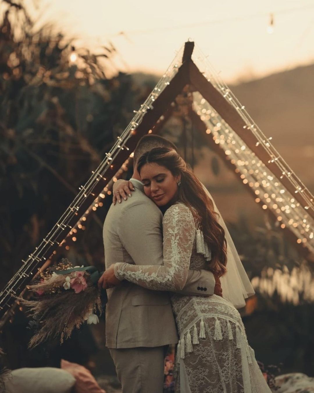 5 ideias de títulos:
1. Laryssa Oliveira: O Caso da Influenciadora e a Operação Sanitas.
2. Operação Sanitas: Entenda a Investigação que Envolve Laryssa Oliveira.
3. Da Fama à Investigação: A Trajetória de Laryssa Oliveira.
4. Justiça e Redes Sociais: As Restrições de Laryssa Oliveira.
5. O Que Aconteceu com Laryssa Oliveira e Rafael Stoupa?