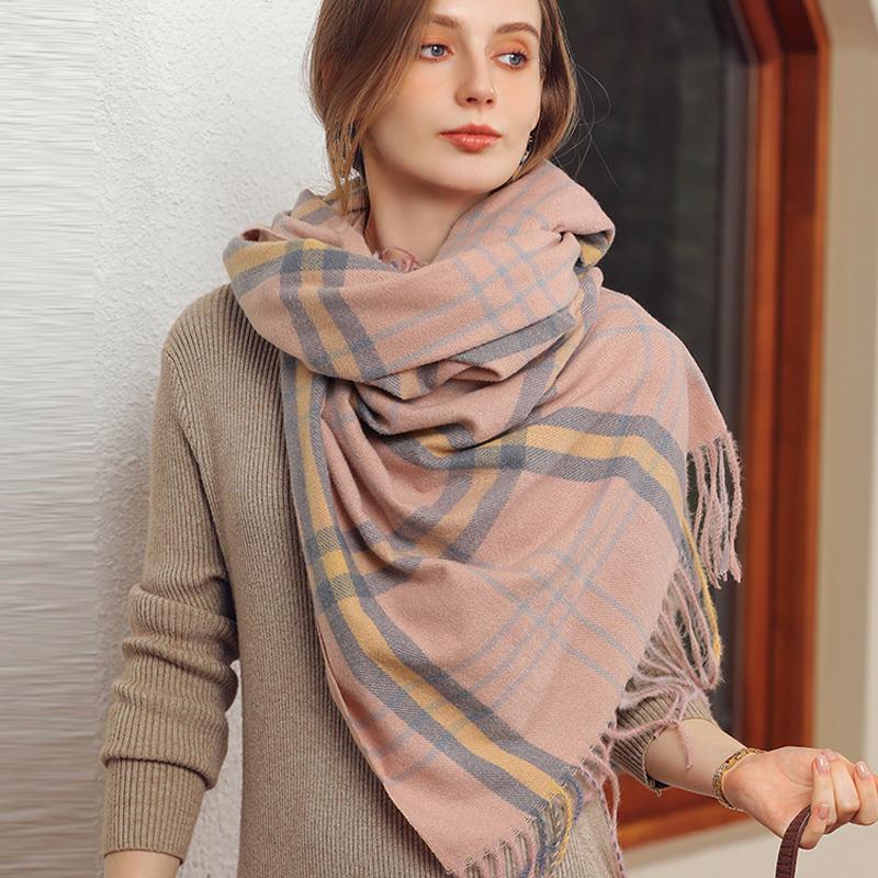 Os 5 lenços Burberry mais icônicos de todos os tempos