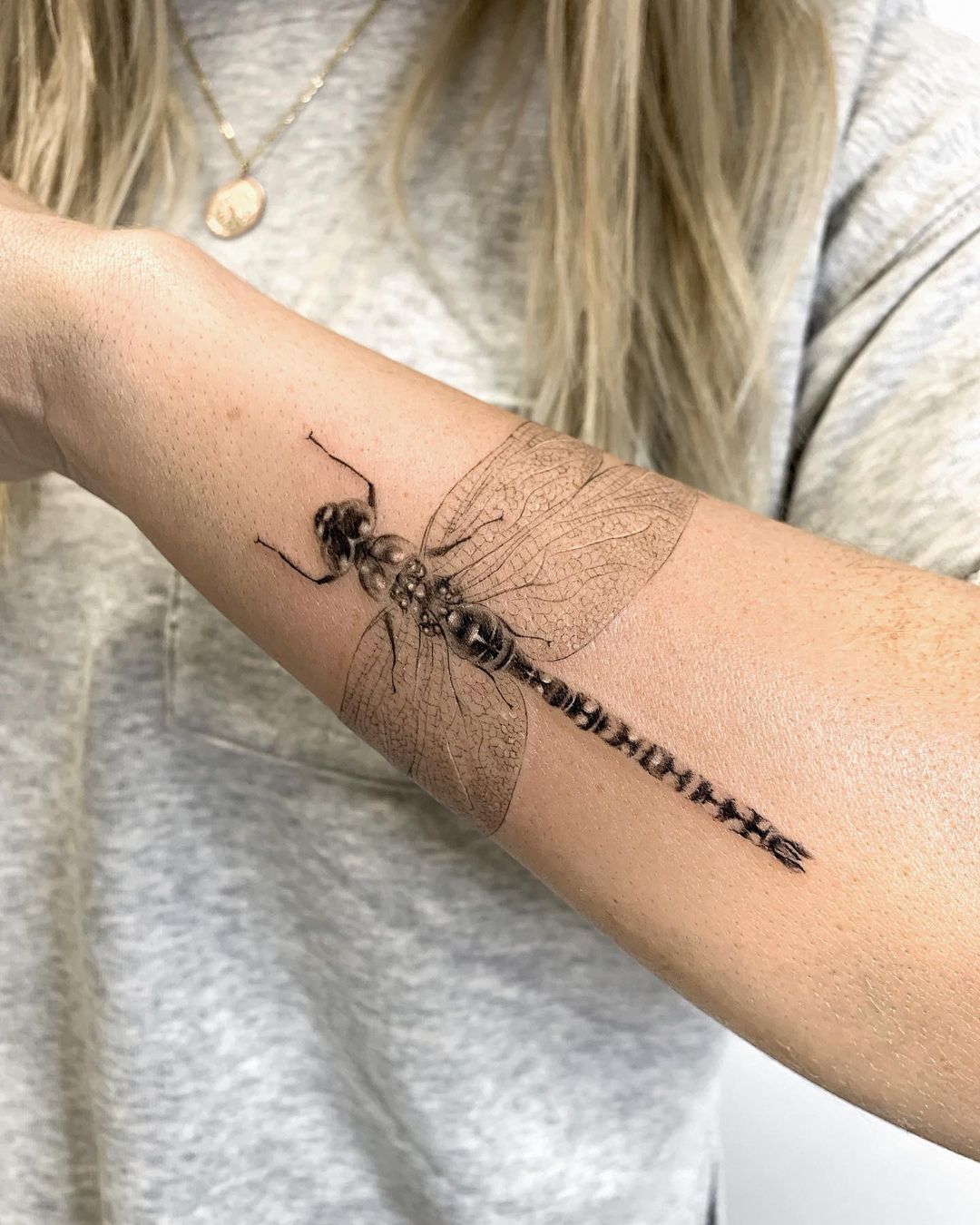 5 ideias de títulos para posts sobre tatuagem de libélula:
1. Tatuagem de Libélula: Desvende os Significados Profundos por Trás Dessa Arte Corporal
2. Do Minimalismo ao Realismo: Os Estilos de Tatuagem de Libélula Que Você Precisa Conhecer
3. Libélula na Pele: Um Símbolo de Transformação e Liberdade para Sua Próxima Tatuagem
4. Onde Fazer Sua Tatuagem de Libélula: Sugestões de Locais e Dicas de Cuidados
5. Tatuagem de Libélula: Inspirações Incríveis para Homens e Mulheres