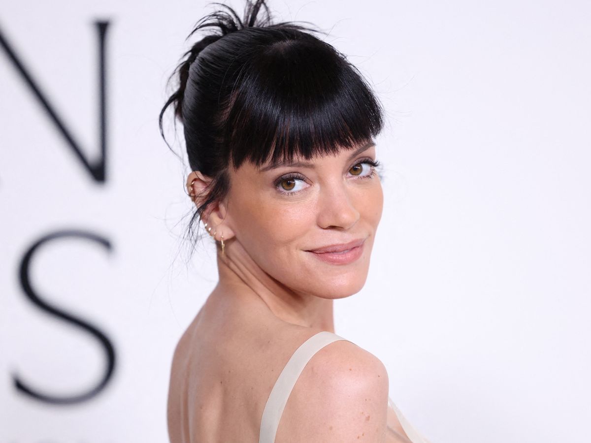 5 ideias de títulos:
1. A Evolução do Estilo de Lily Allen: Dos Palcos às Redes Sociais.
2. Lily Allen: Uma Análise da Sua Trajetória Musical e Atuação.
3.