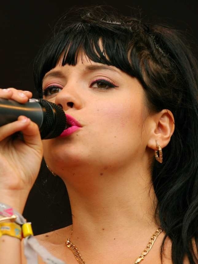 5 ideias de títulos:
1. A Evolução do Estilo de Lily Allen: Dos Palcos às Redes Sociais.
2. Lily Allen: Uma Análise da Sua Trajetória Musical e Atuação.
3.