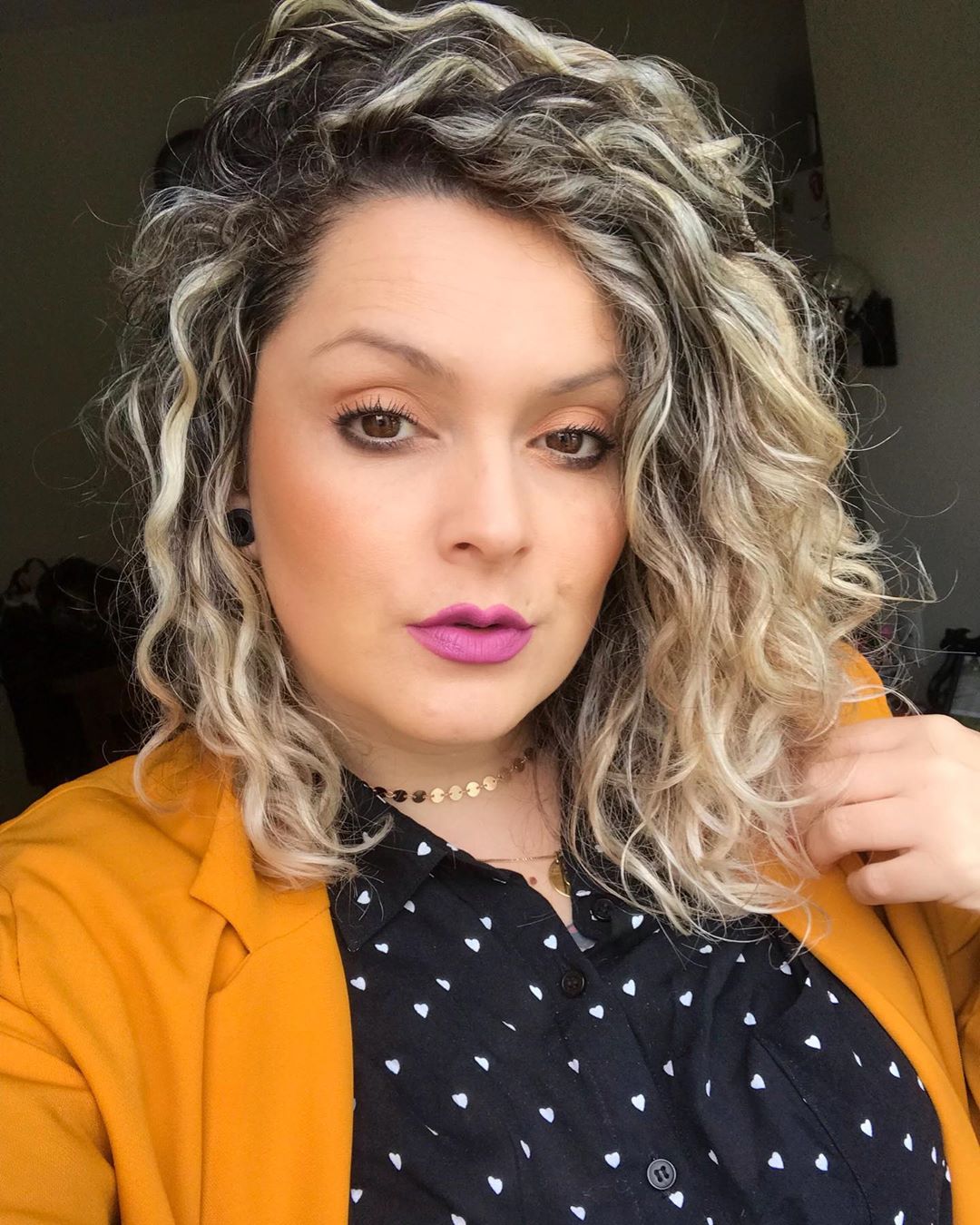 5 ideias de títulos:
1. Loiro Champanhe: O Guia Completo para Conquistar o Tom Perfeito
2. Como Alcançar e Manter o Loiro Champanhe dos Sonhos
3. Loiro Champanhe: A Cor Versátil que Ilumina Qualquer Rosto
4. Desvendando os Segredos do Loiro Champanhe: Dicas e Produtos
5. Loiro Champanhe vs. Outros Tons de Loiro: Qual a Diferença?