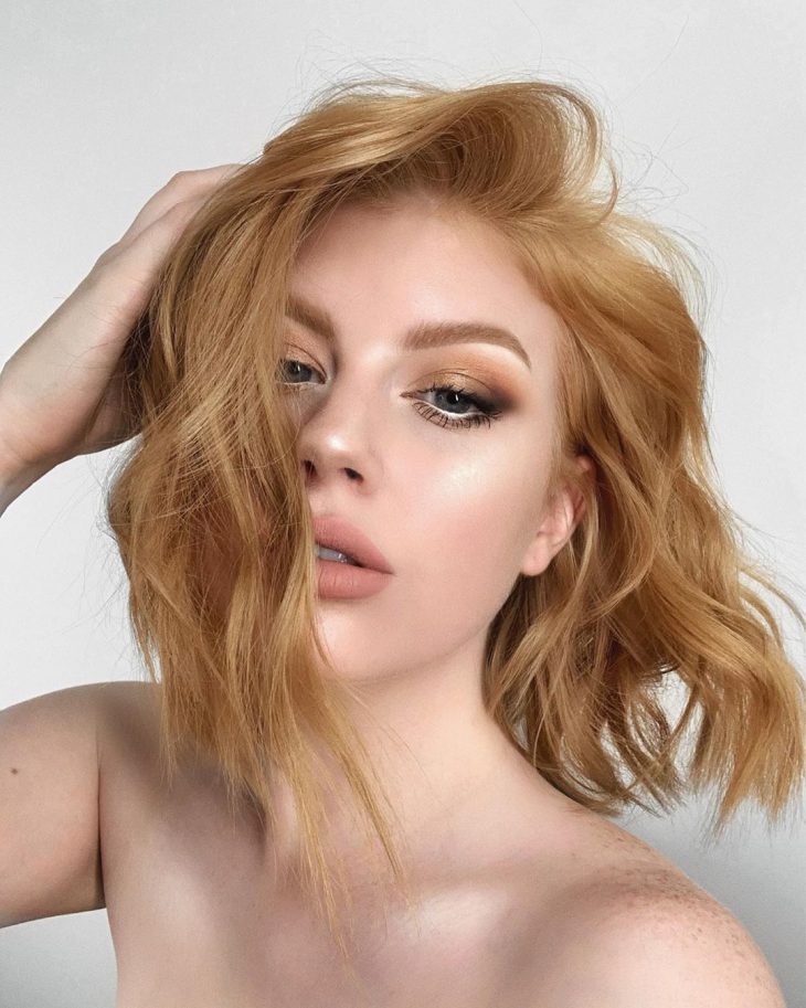 5 ideias de títulos:
1. Strawberry Blonde: O Guia Completo para Conquistar o Tom Perfeito
2. Como Conseguir e Manter o Cabelo Strawberry Blonde dos Sonhos
3. Strawberry Blonde: A Tonalidade Híbrida que Combina com Todos os Tons de Pele
4. Desvendando o Segredo do Cabelo Strawberry Blonde: Dicas de Aplicação e Cuidados
5. Strawberry Blonde: Inspirações e Variações para Renovar o Visual