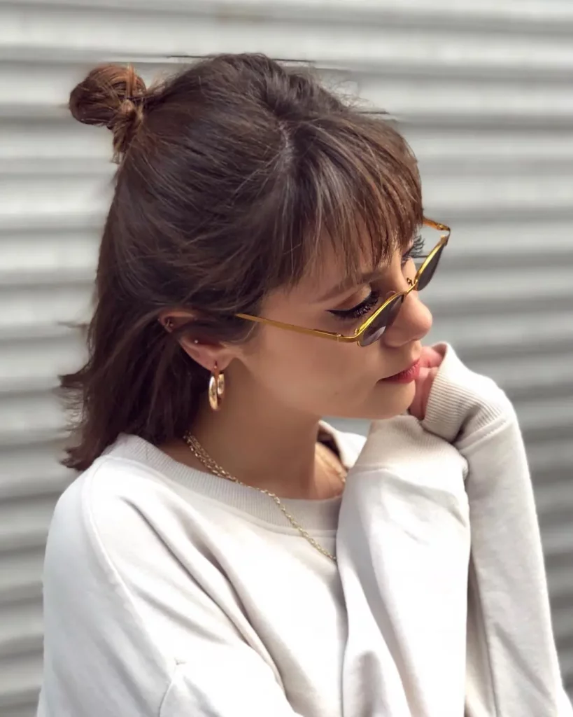 5 ideias de títulos: 1. Long Bob com Franja: O Guia Definitivo para Rostos Redondos. 2. Descubra as Melhores Franjas para Complementar seu Long Bob. 3. Como o Long Bob com Franja Transforma Rostos Redondos. 4. Tendências de Long Bob com Franja: Estilos que Afinam o Rosto. 5. Dicas de Styling para Valorizar seu Long Bob com Franja.