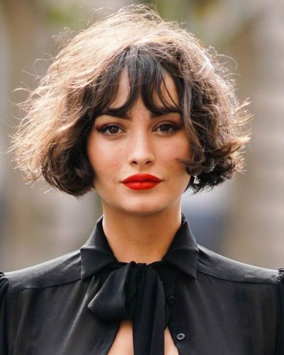 5 ideias de títulos: 1. Long Bob com Franja: O Guia Definitivo para Rostos Redondos. 2. Descubra as Melhores Franjas para Complementar seu Long Bob. 3. Como o Long Bob com Franja Transforma Rostos Redondos. 4. Tendências de Long Bob com Franja: Estilos que Afinam o Rosto. 5. Dicas de Styling para Valorizar seu Long Bob com Franja.