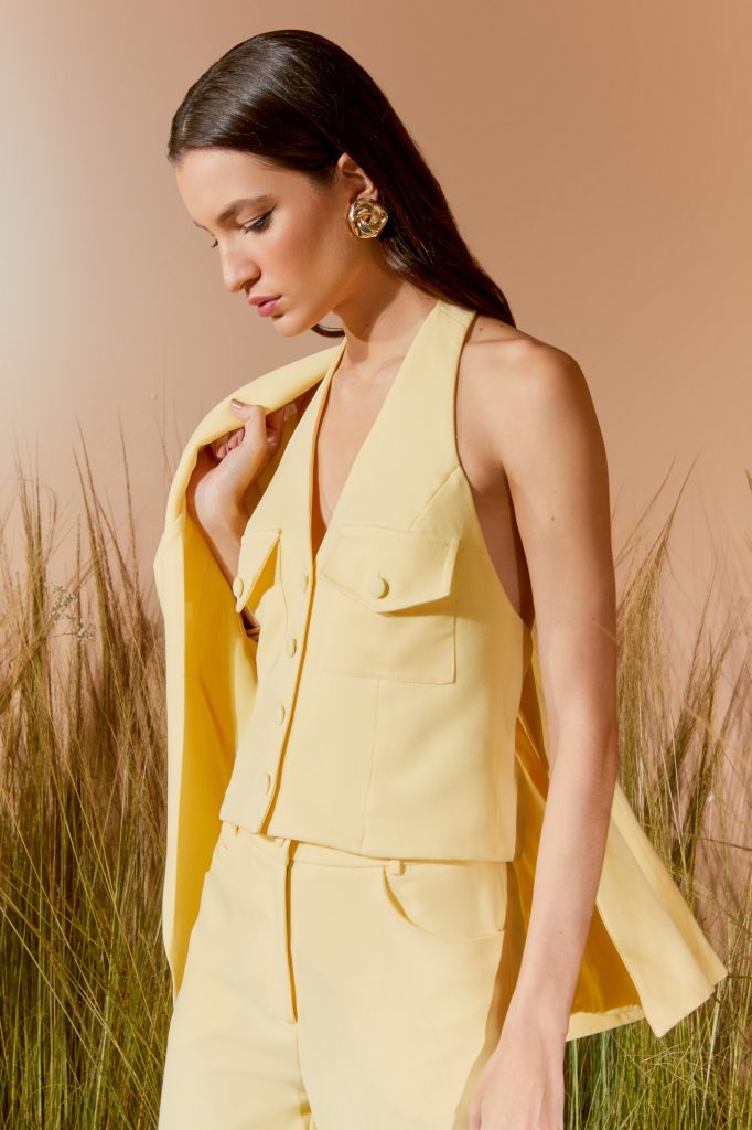 5 ideias de títulos para posts sobre looks amarelos:
1. Amarelo Manteiga: A Cor Que Vai Dominar Seus Looks em 2025/2026
2. Como Combinar Amarelo: Dicas Infalíveis para um Visual Moderno
3. Do Casual ao Elegante: 5 Maneiras de Usar Amarelo no Dia a Dia
4. O Poder do Amarelo: Looks que Transmitem Otimismo e Alegria
5. Tendências de Cores: Explorando o Amarelo em Diferentes Ocasiões