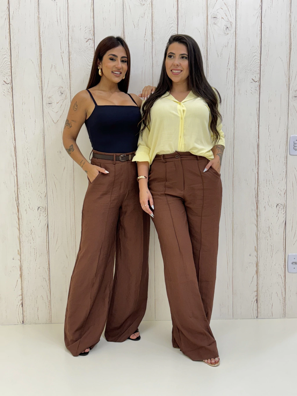 calça pantalona marrom alfaiataria
