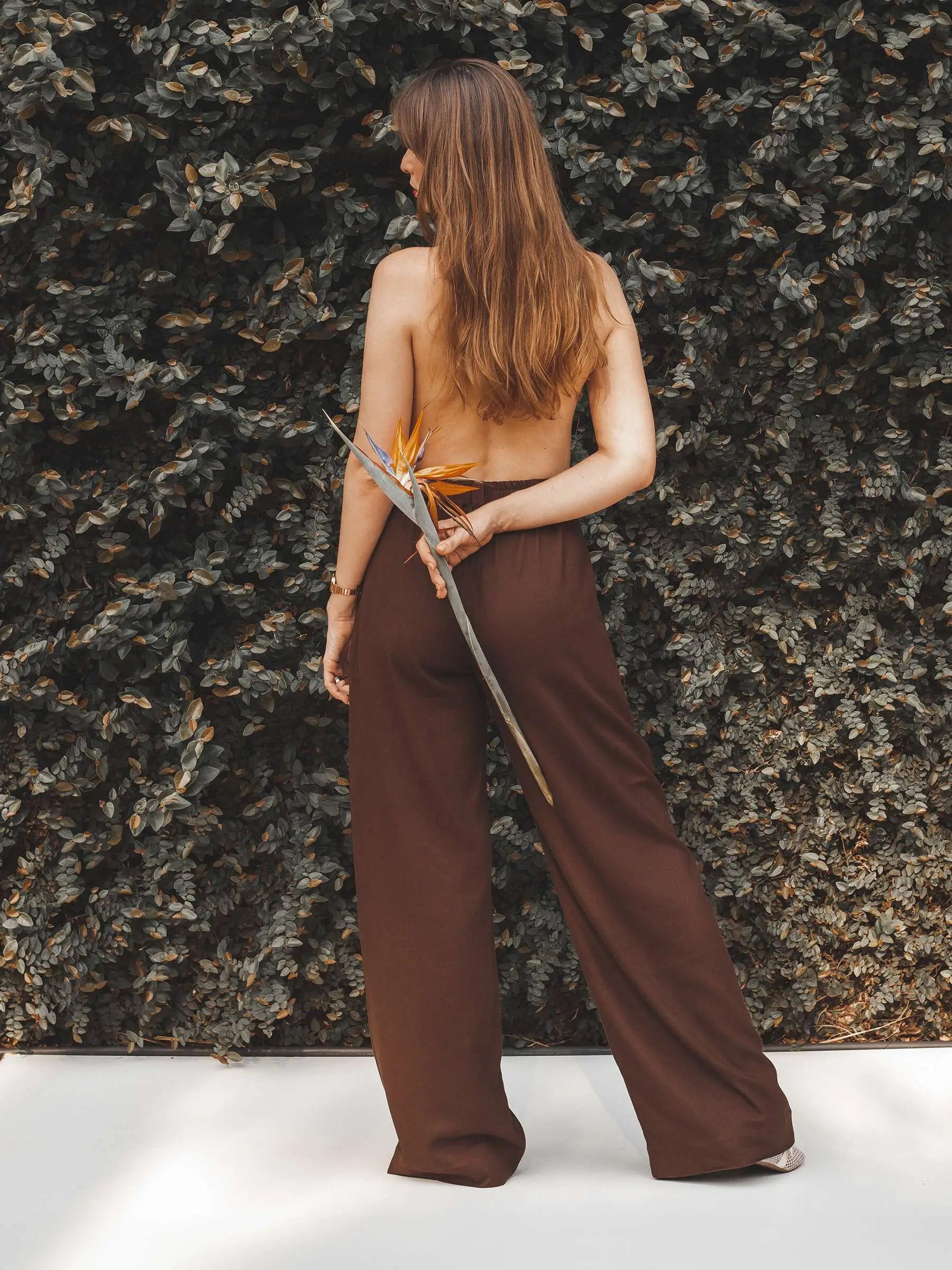 calça pantalona marrom com pregas