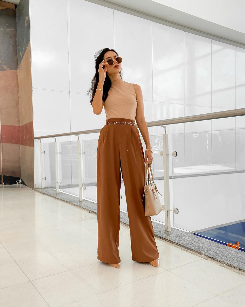 calça pantalona marrom elegante