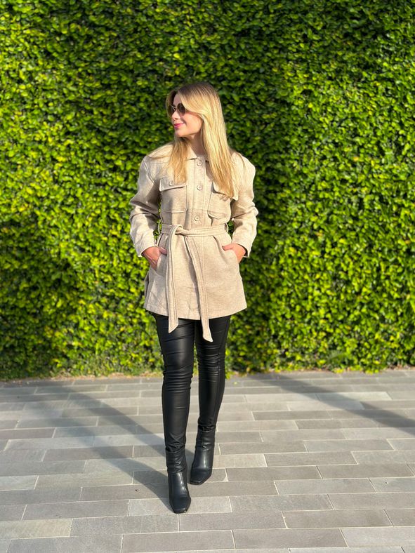 Elegância Masculina: Como Incorporar o Casaco Bege em Diferentes Estilos