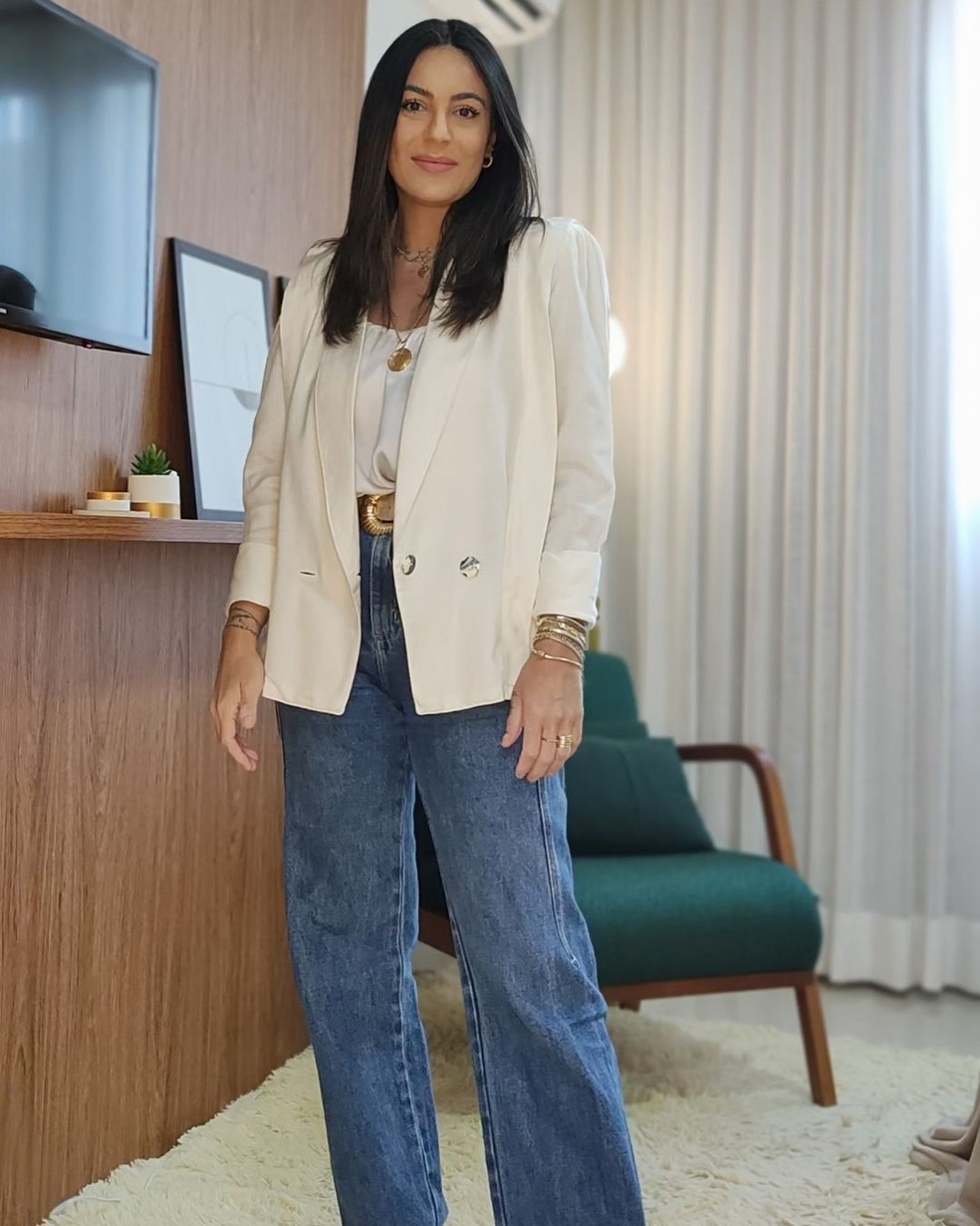 1. Como escolher o blazer jeans perfeito para seu tipo de corpo
2. 7 looks com blazer jeans para o trabalho home office
3. Alfaiataria meets casual: dominando o estilo smart casual
4. Jeans off-white: como combinar com blazers neutros e coloridos
5. Acessórios que elevam seu look com blazer jeans feminino