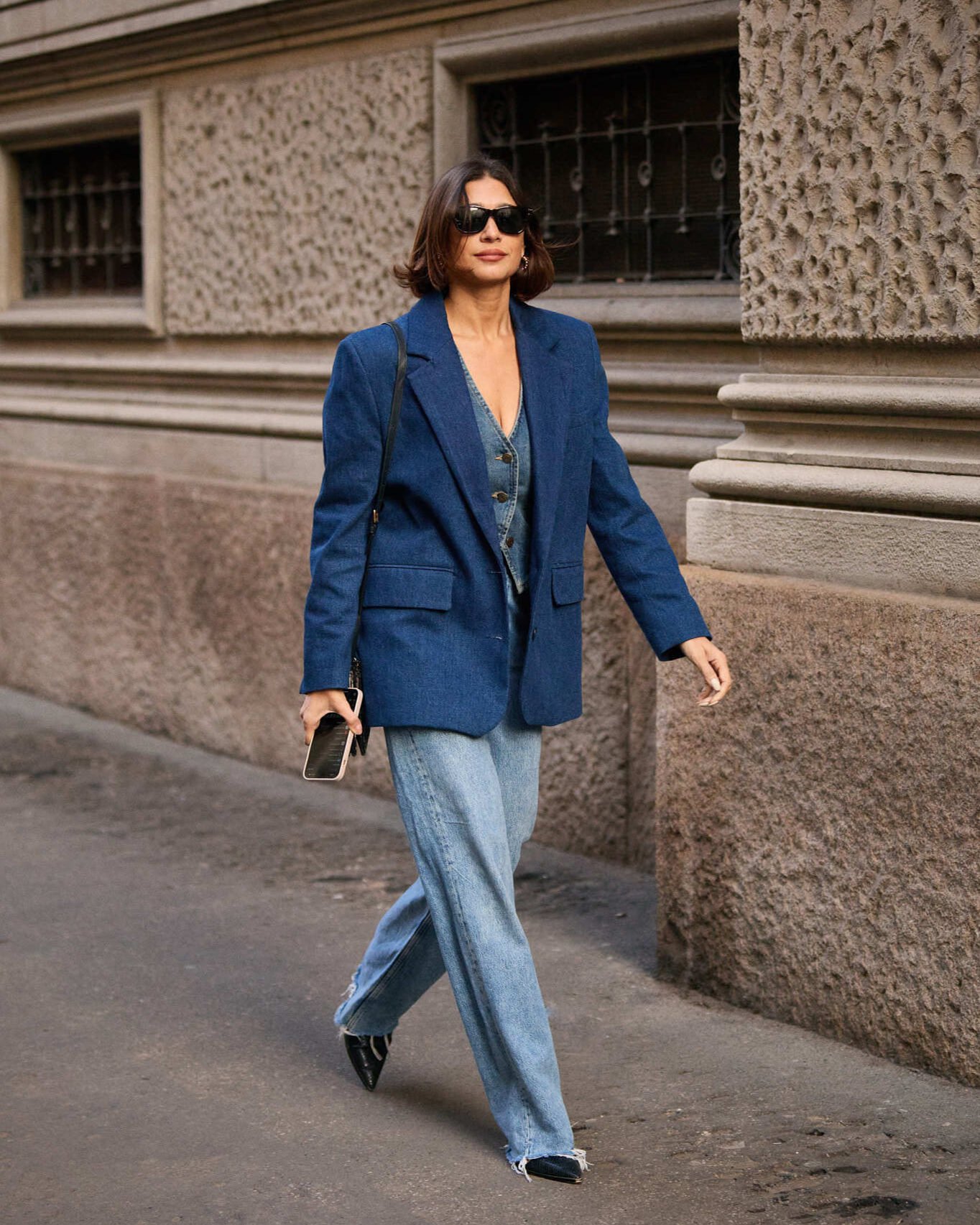 1. Como escolher o blazer jeans perfeito para seu tipo de corpo
2. 7 looks com blazer jeans para o trabalho home office
3. Alfaiataria meets casual: dominando o estilo smart casual
4. Jeans off-white: como combinar com blazers neutros e coloridos
5. Acessórios que elevam seu look com blazer jeans feminino