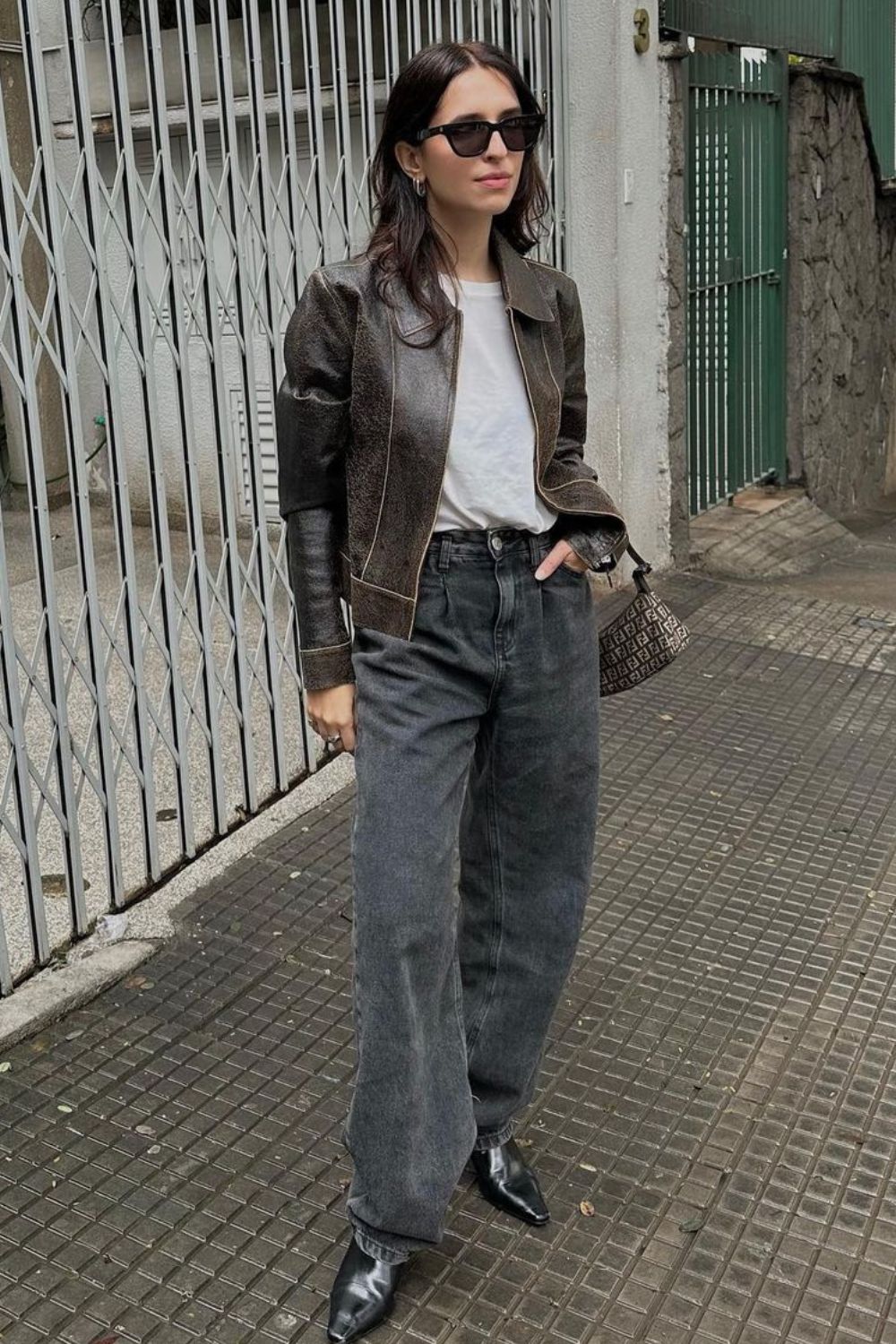 Cores e Tecidos: O Segredo para Combinar sua Jaqueta de Couro Marrom