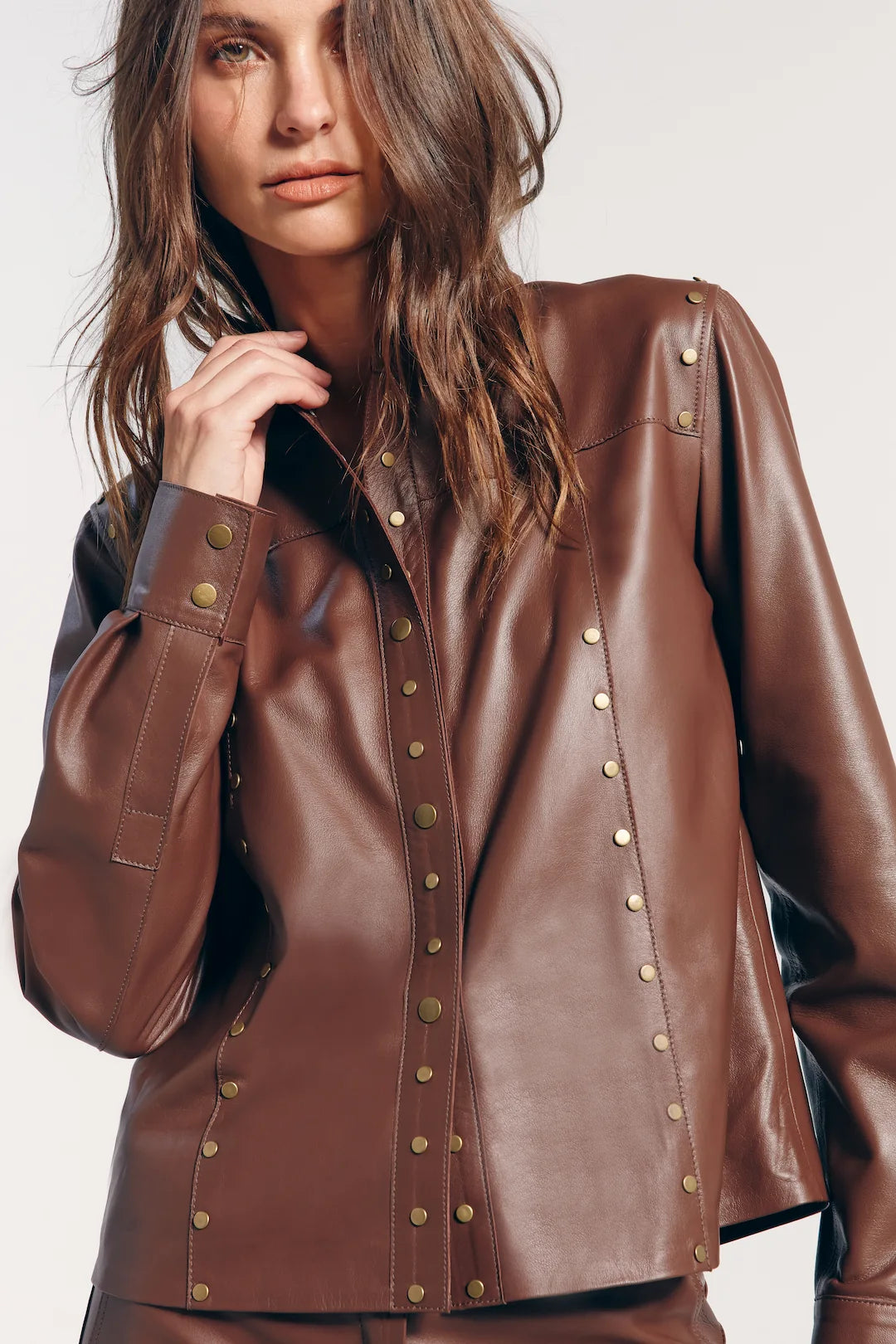 Do Dia à Noite: 10 Looks com Jaqueta de Couro Marrom para Todas as Ocasiões