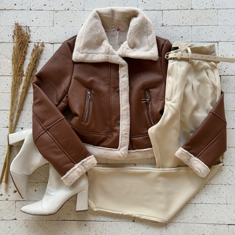 Jaqueta de Couro Marrom Masculina: 5 Estilos Essenciais para o Homem Moderno