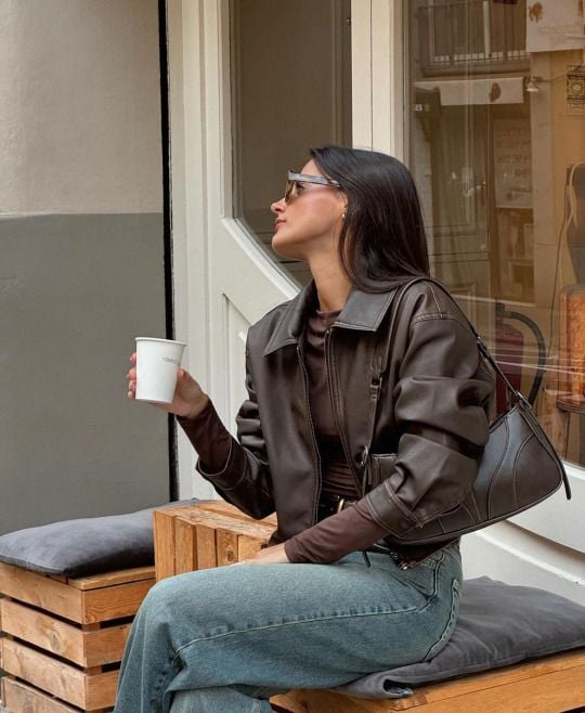 Cores e Tecidos: O Segredo para Combinar sua Jaqueta de Couro Marrom