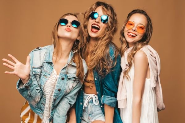 5 ideias de títulos para posts sobre look despojado:
1. Desvendando o Estilo Despojado: Conforto com Personalidade
2. Guia Completo: Como Montar Looks Despojados Infalíveis
3. As Peças Essenciais para um Guarda-Roupa Despojado e Moderno
4. Dicas de Ouro para Elevar seu Look Despojado e Evitar o Desleixo
5. Estilo Despojado vs. Casual Chic: Qual Combina Mais com Você?