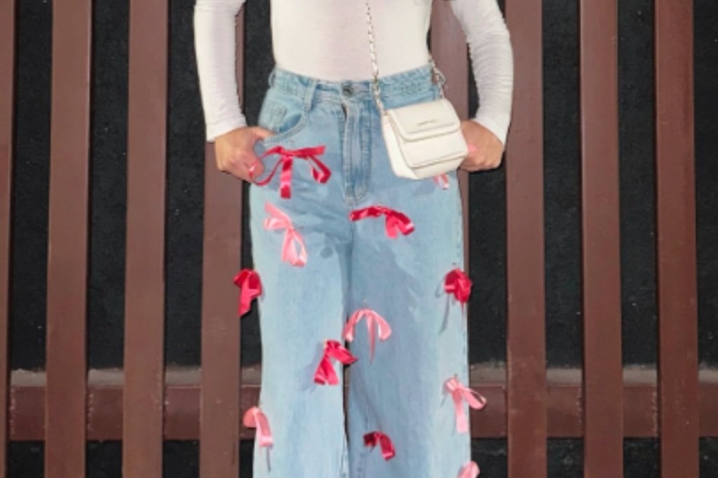 5 ideias de títulos para posts correlacionados: 1. Como customizar sua calça jeans para a Festa Junina com apliques de chita. 2. Guia completo de acessórios country: do chapéu de palha às botas western. 3. Camisa xadrez além do básico: 3 formas criativas de usar no Arraiá. 4. Modelagens de calça jeans ideais para cada estilo de Festa Junina. 5. Maquiagem e penteados que combinam com looks jeans no São João.