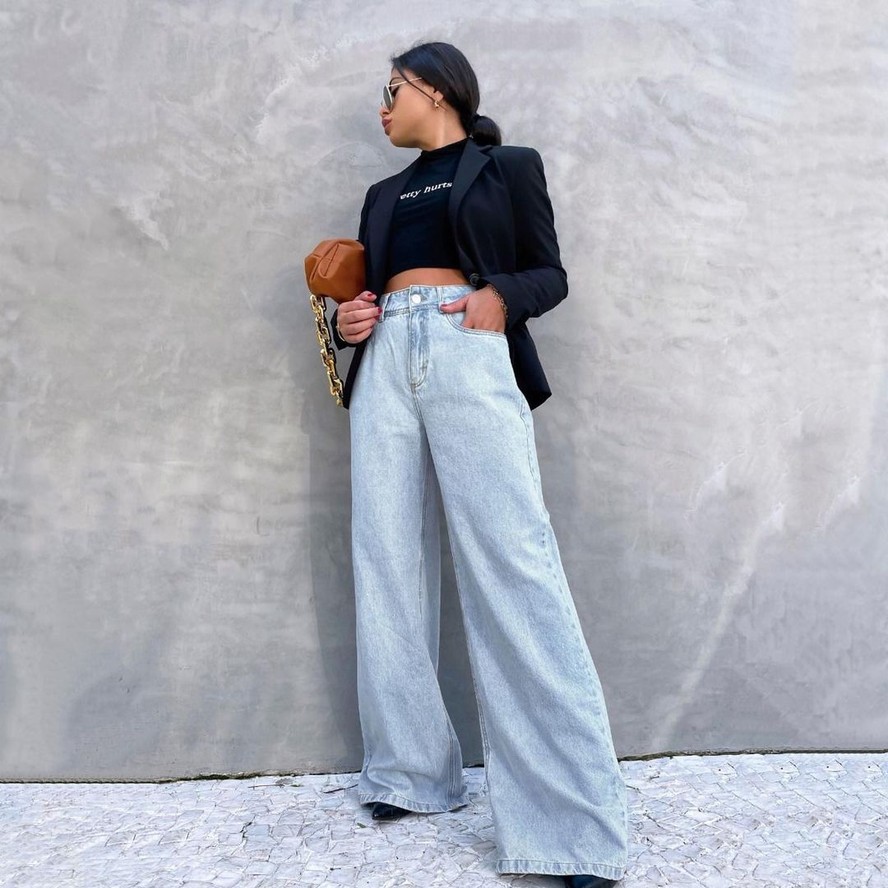 5 ideias de títulos:
1. Calça Wide Leg: O Guia Definitivo para Combinar
2. 7 Looks Incríveis com Calça Wide Leg Jeans
3. Como Usar Calça Wide Leg no Trabalho: Dicas e Inspirações
4. Wide Leg: A Peça Democrática que Transforma seu Estilo
5. Do Casual ao Sofisticado: Descubra a Versatilidade da Calça Wide Leg