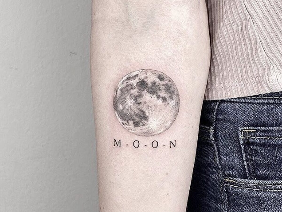 tatuagem lua minimalista