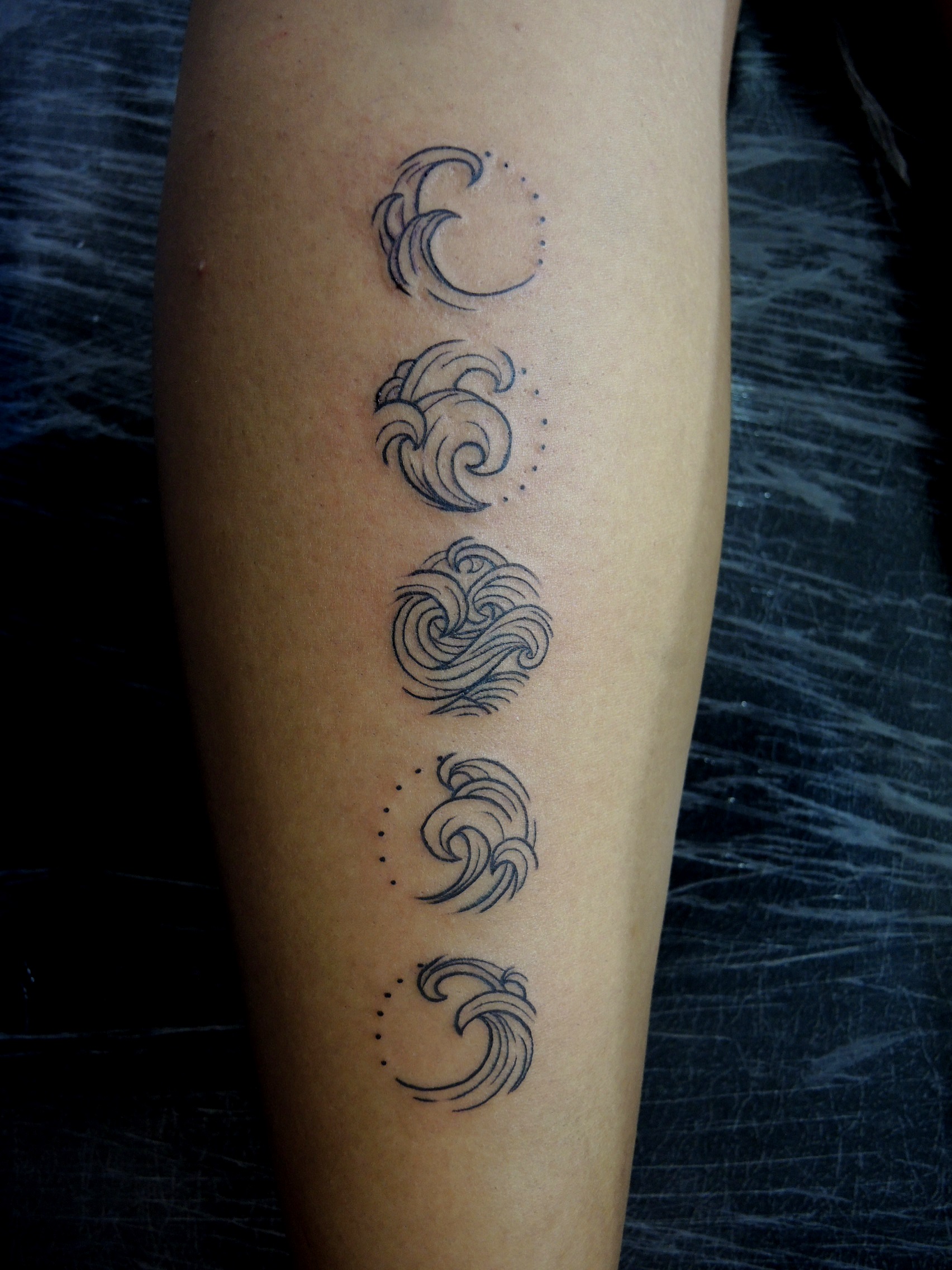 tatuagem lua minimalista