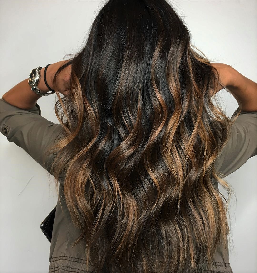 Ombré hair vs. zigue-zague: qual técnica escolher para seu cabelo preto?