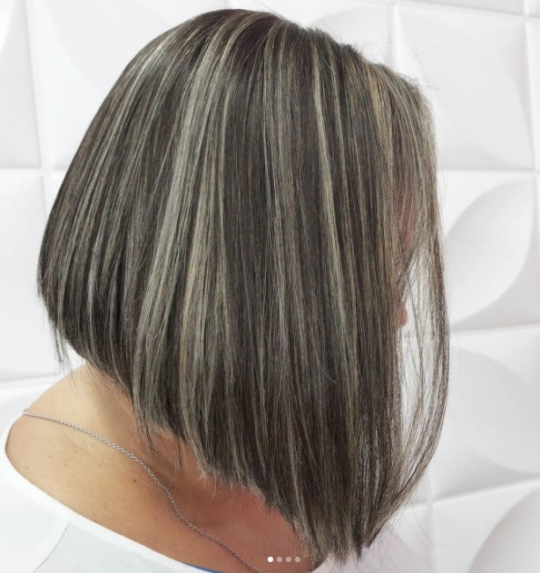 Morena Iluminada vs. Luzes Invertidas: Qual a Melhor Técnica para Seus Cabelos Brancos?