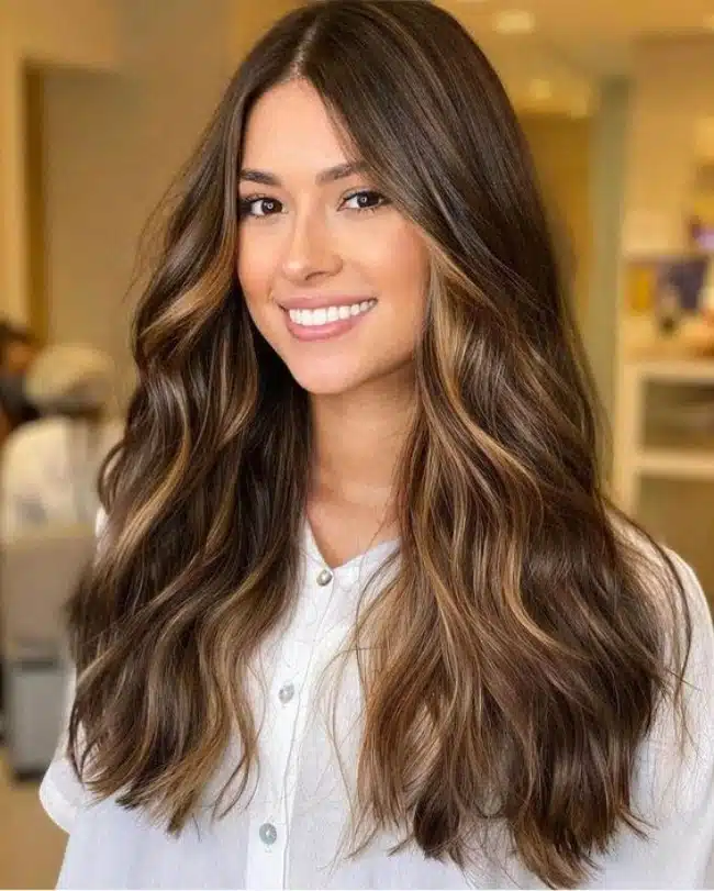 Morena Iluminada vs. Luzes Invertidas: Qual a Melhor Técnica para Seus Cabelos Brancos?