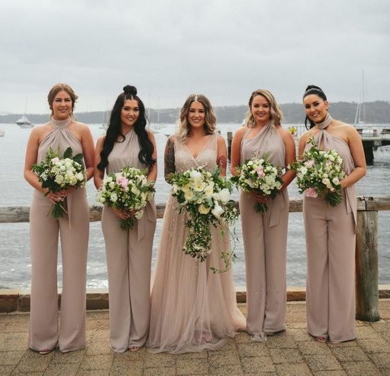 5 ideias de títulos:
1. Macacão para Casamento: O Guia Definitivo para Convidadas
2. Do Dia à Noite: Como Escolher o Macacão Perfeito para Casamentos
3. Macacão Pantalona vs. Macacão de Alfaiataria: Qual o Ideal para o seu Casamento?
4. Acessórios que Elevam seu Look de Macacão para Casamento
5. Macacão para Madrinhas: Elegância e Modernidade em Cada Detalhe