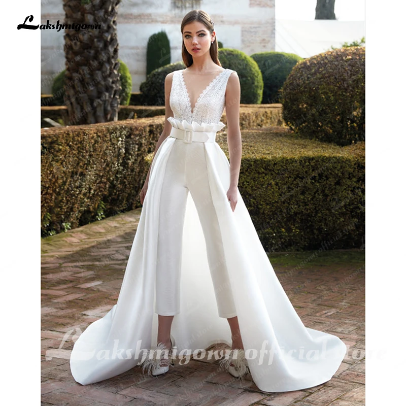 5 ideias de títulos:
1. Macacão para Casamento: O Guia Definitivo para Convidadas
2. Do Dia à Noite: Como Escolher o Macacão Perfeito para Casamentos
3. Macacão Pantalona vs. Macacão de Alfaiataria: Qual o Ideal para o seu Casamento?
4. Acessórios que Elevam seu Look de Macacão para Casamento
5. Macacão para Madrinhas: Elegância e Modernidade em Cada Detalhe